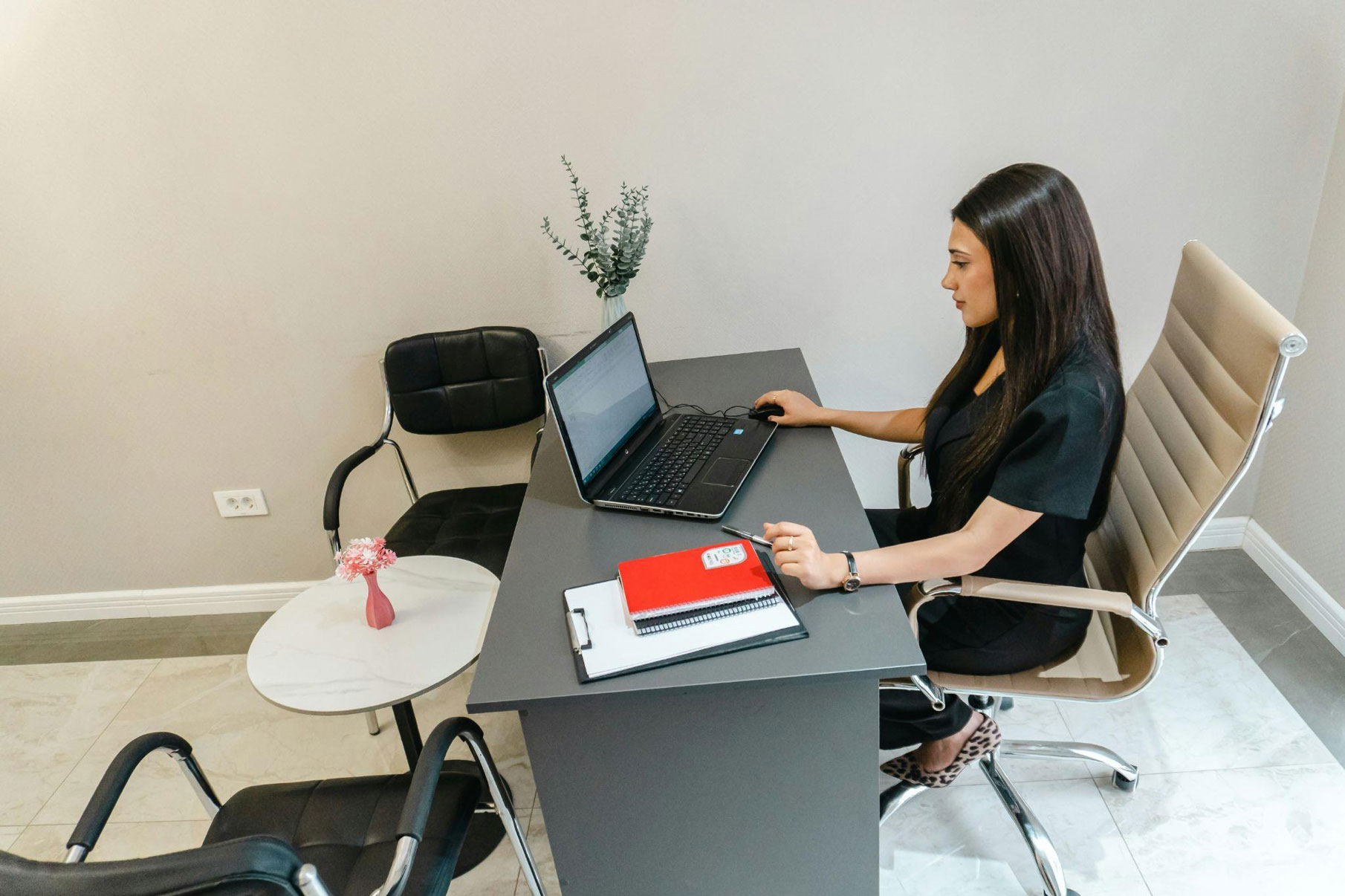 Equipo de trabajo híbrido conectado virtualmente fomentando la Cultura Corporativa